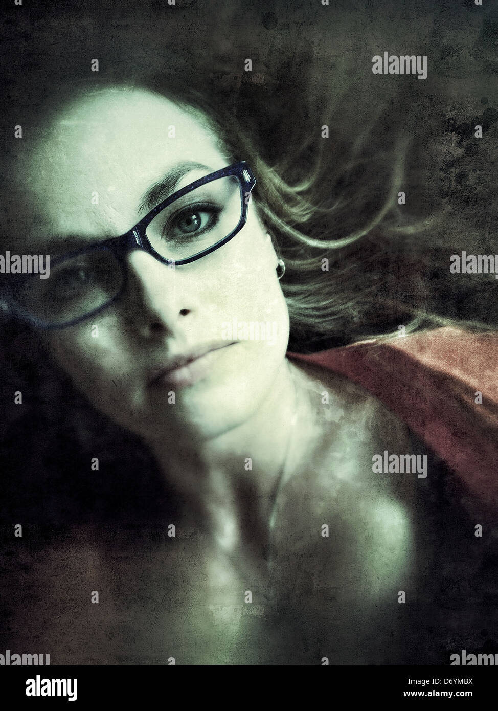 Kaukasische Frau mit Brille - Smartphone-aufgenommenes Stockfoto