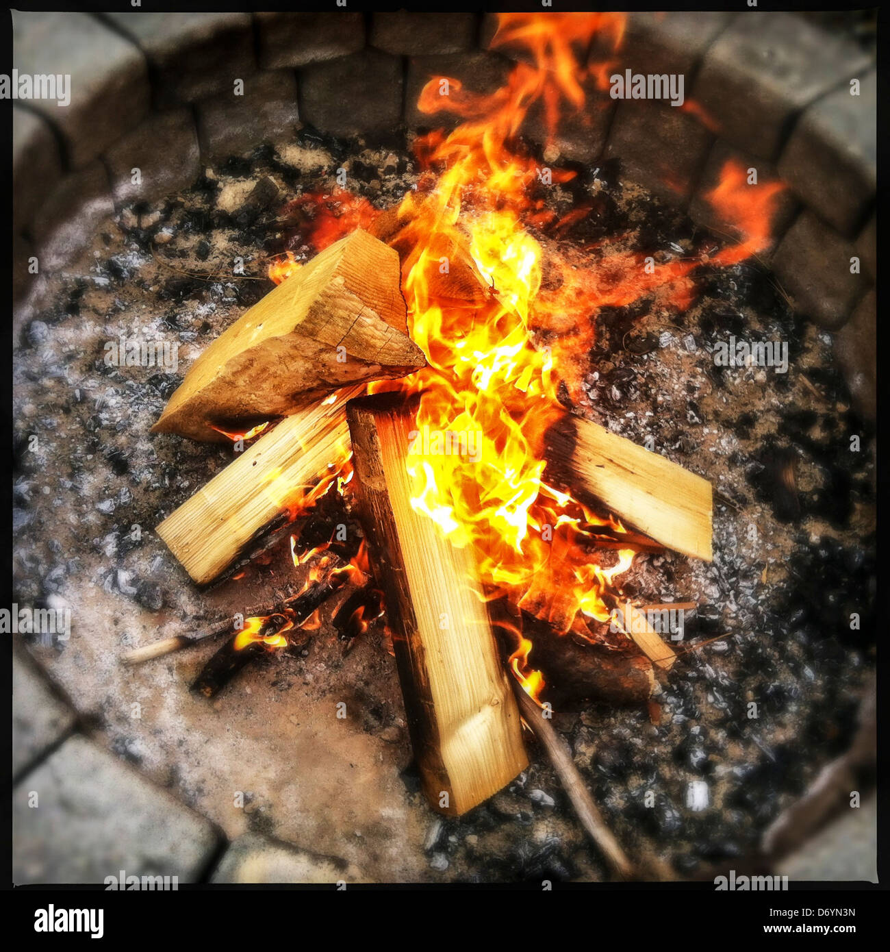 Lodernde flamme Fotos und Bildmaterial in hoher Auflösung Alamy