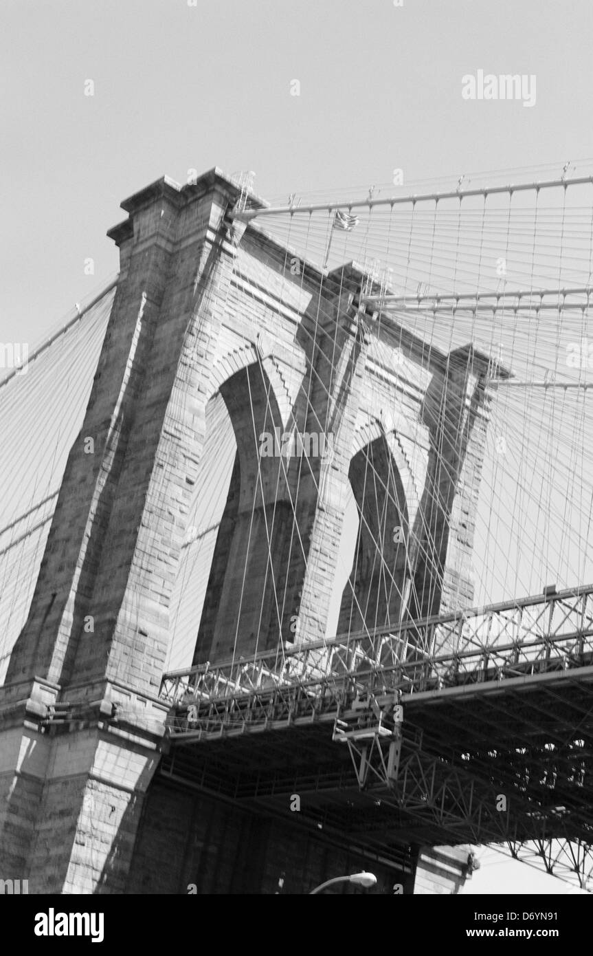 Niedrigen Winkel Blick auf einer Hängebrücke, Brooklyn Bridge, New York City, New York State, USA Stockfoto