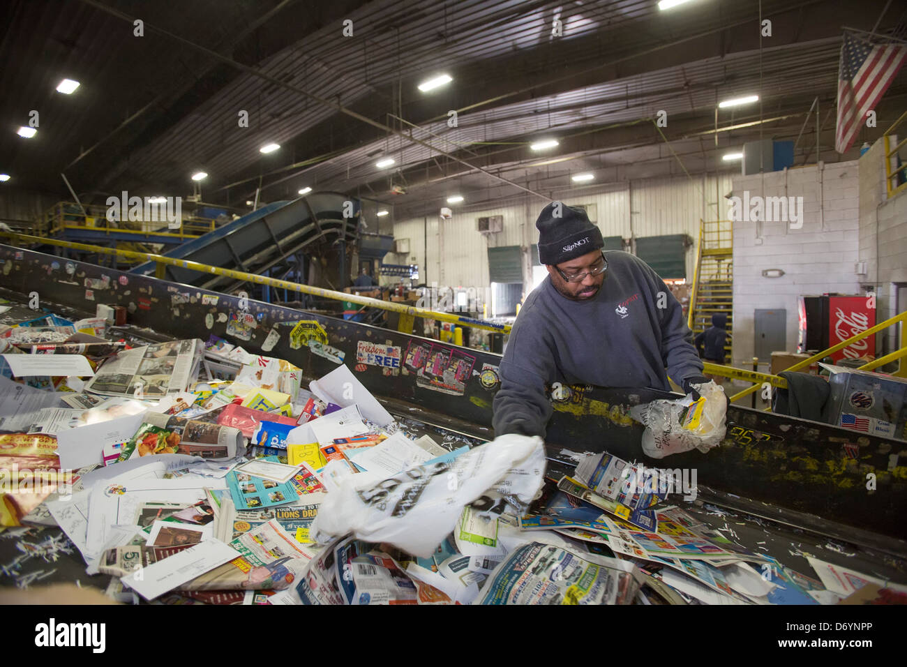 Mitarbeiter sortieren Materialien für das recycling Stockfoto