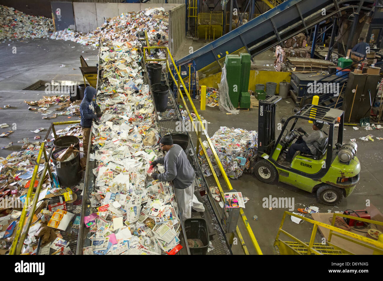 Mitarbeiter sortieren Materialien für das recycling Stockfoto