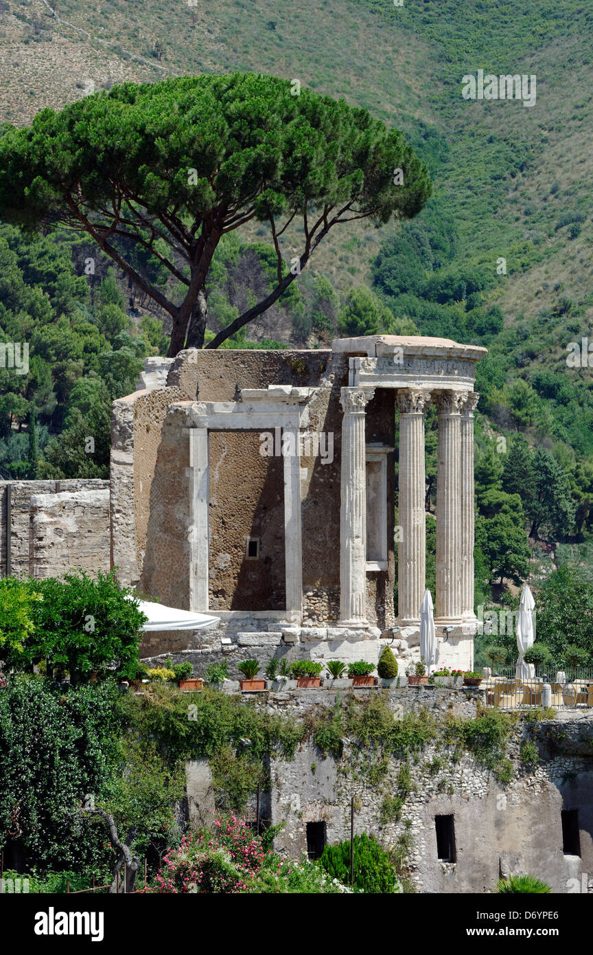 Parco Villa Gregoriana. Tivoli. Italien. Blick auf den römischen Tempel der Vesta panoramatisch befindet sich auf der Akropolis mit Blick auf die Stockfoto