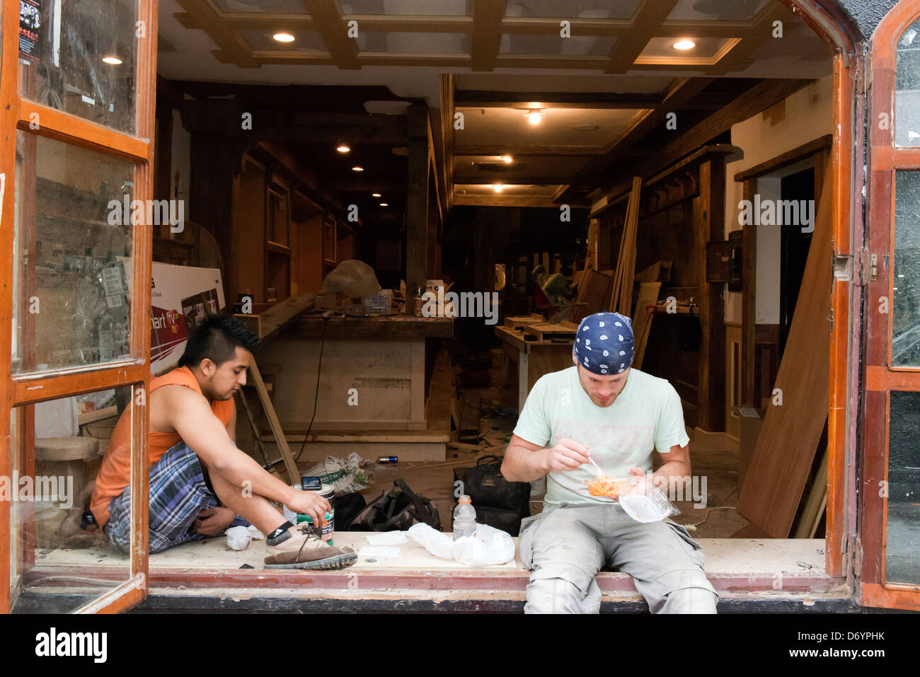 Handwerker Halt für das Mittagessen während der Arbeit auf einer Baustelle in Lower Manhattan. Stockfoto
