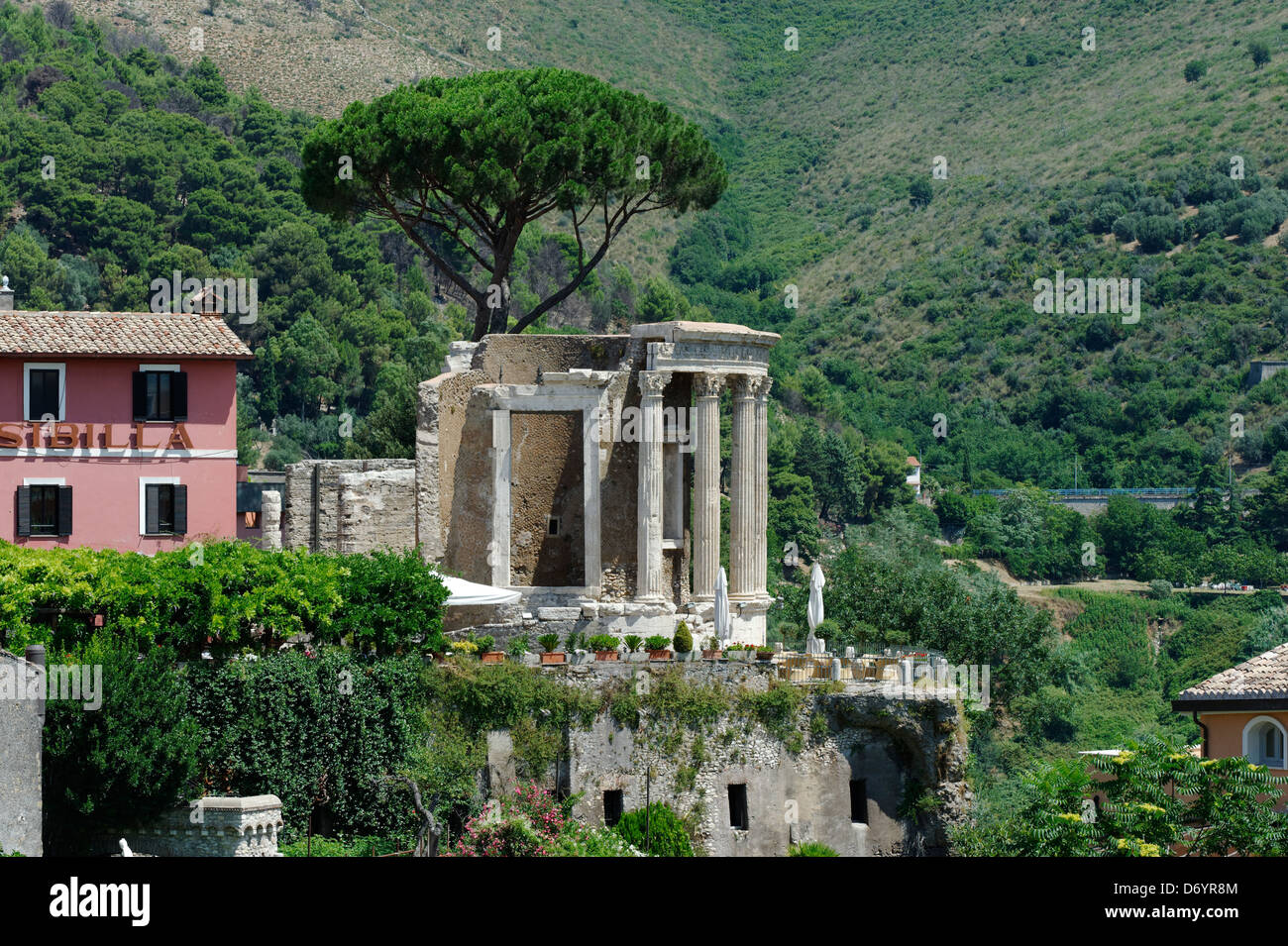 Parco Villa Gregoriana. Tivoli. Italien. Blick auf den römischen Tempel der Vesta panoramatisch befindet sich auf der Akropolis mit Blick auf die Stockfoto