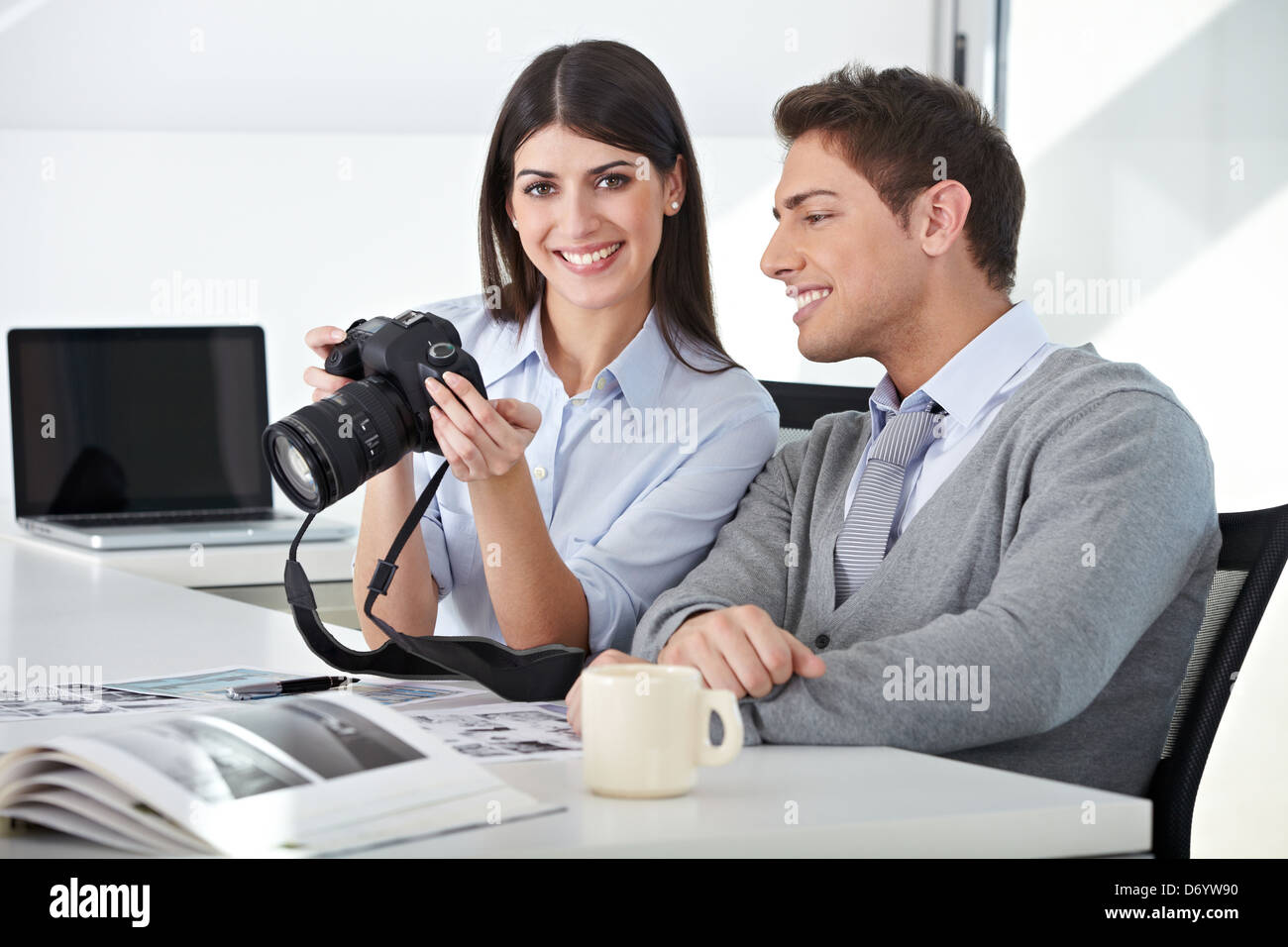 Fotograf mit Holding Kameraassistent in ihrem Büro Stockfoto