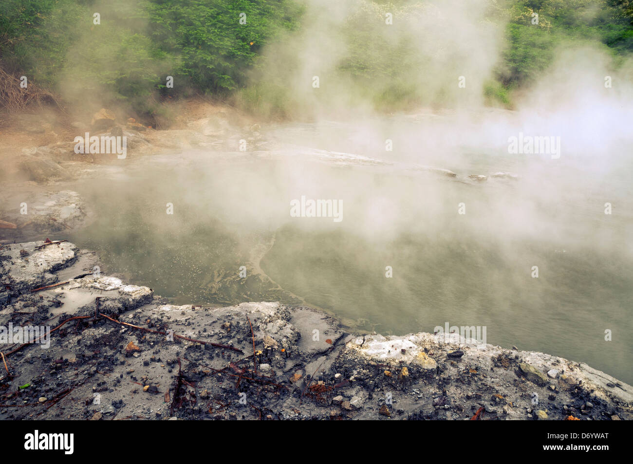 natürliche warme Becken mit Dampf drüber im Vulkangebiet der Insel Hokkaido Stockfoto
