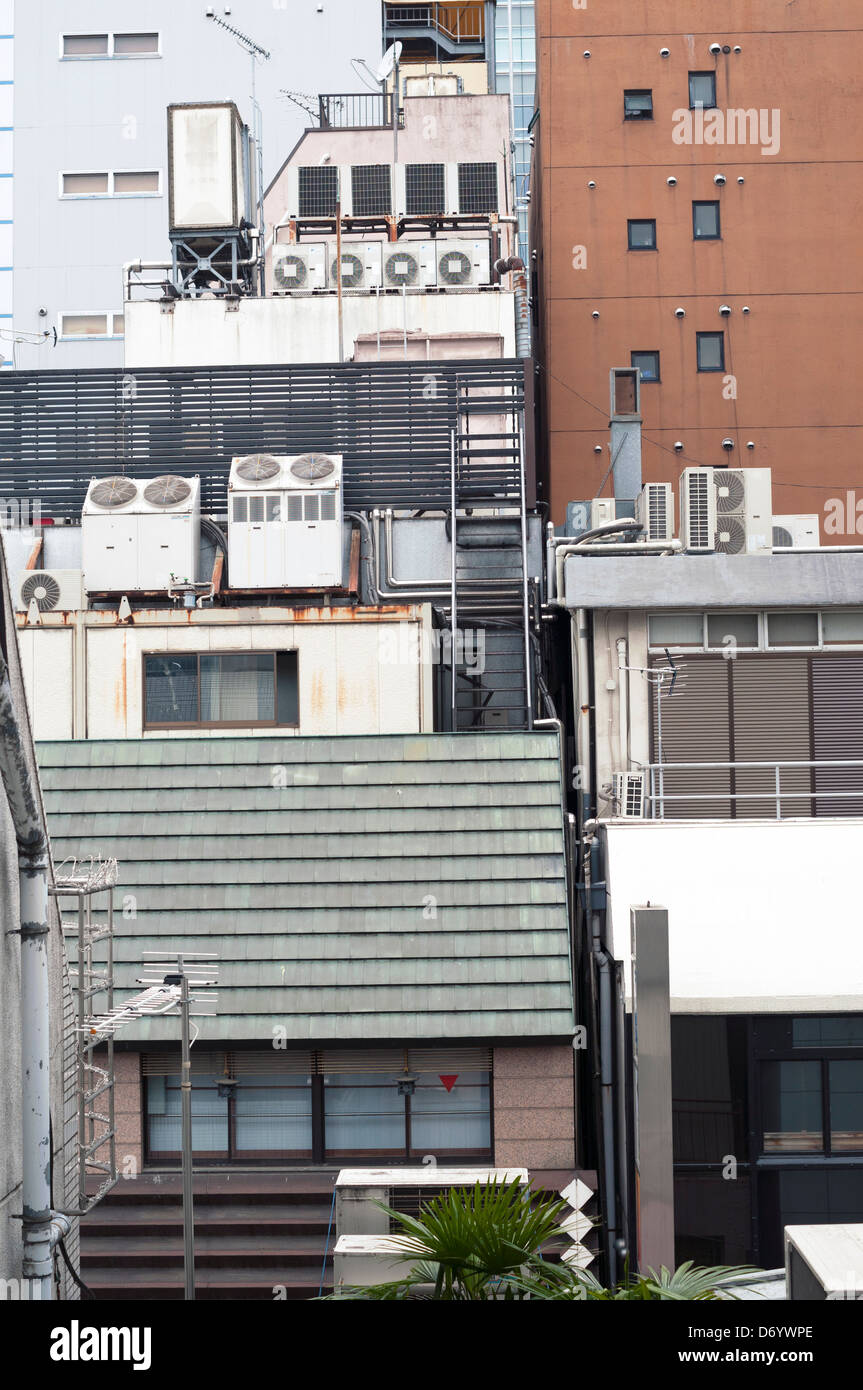 vertikale Stadtszene voller Klimaanlage Einheiten auf der Rückseite des modernen Tokio Gebäuden Stockfoto