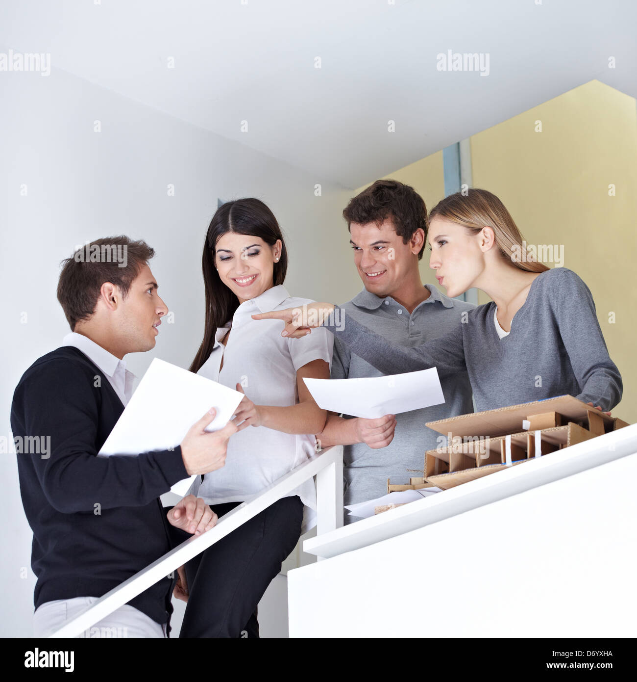 Gruppe von Geschäftsleuten streiten im Büro auf einer Treppe Stockfoto
