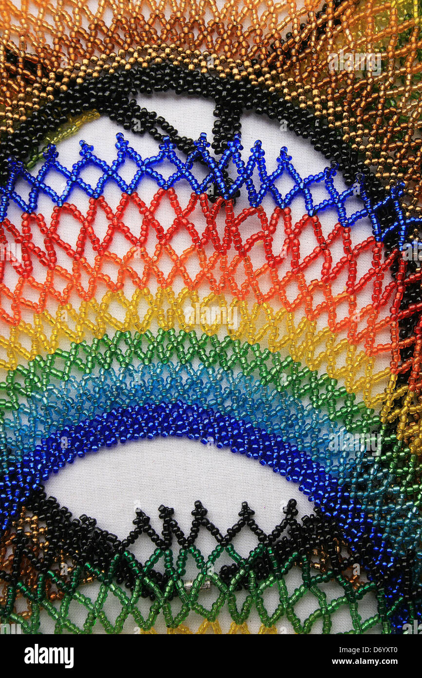 Handgefertigte Ketten mit bunten Glasperlen zum Verkauf an der Outdoor-Kunsthandwerksmarkt in Otavalo, Ecuador Stockfoto