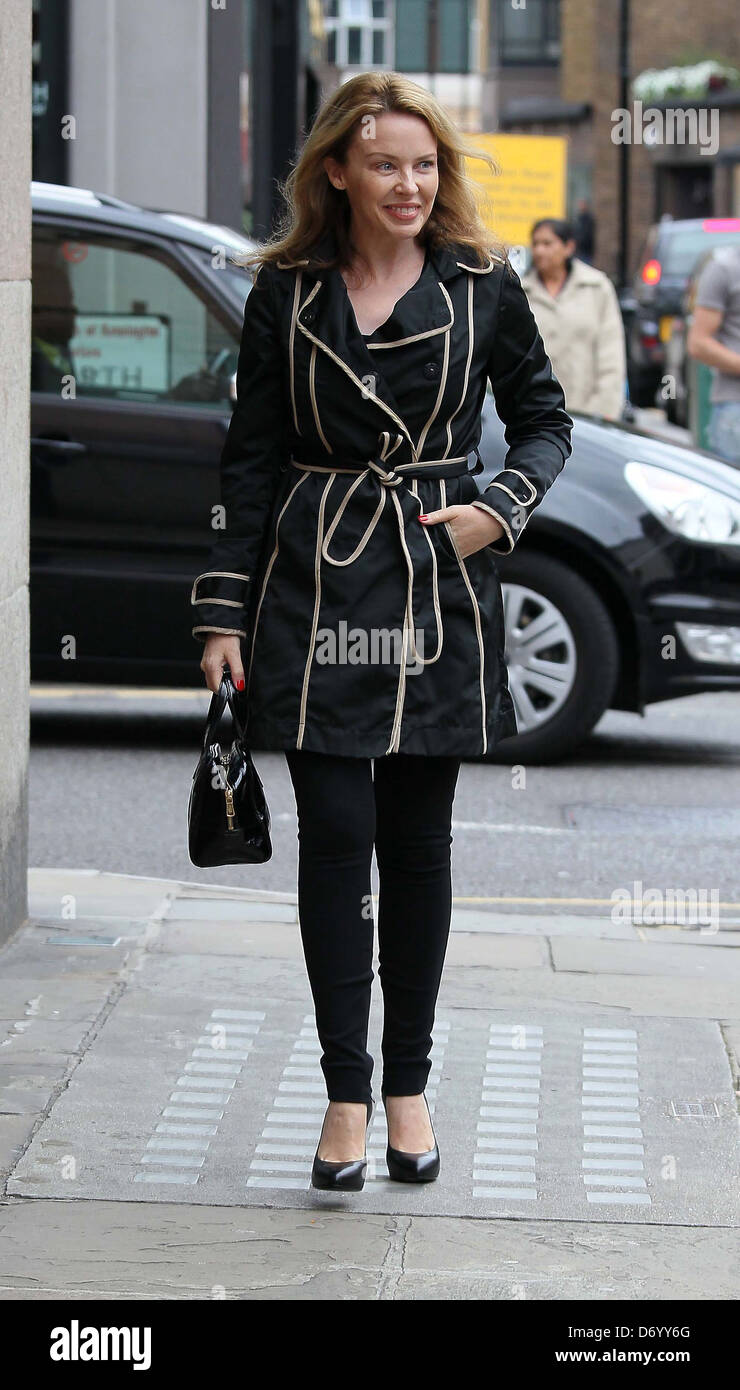 Kylie Minogue macht ihren Weg in die Turnhalle tragen einen eleganten Trenchcoat London, England - 30.08.11 Stockfoto