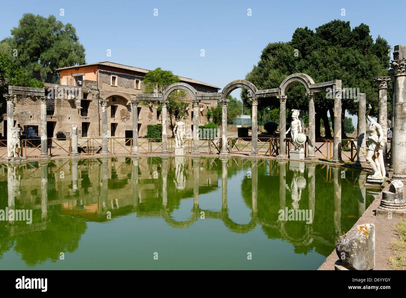 Villa Adriana. Tivoli. Italien. Blick auf gekrümmten Nordende des monumentalen mystische Canopus ist eine reflektierende pool 228 erfüllt Stockfoto