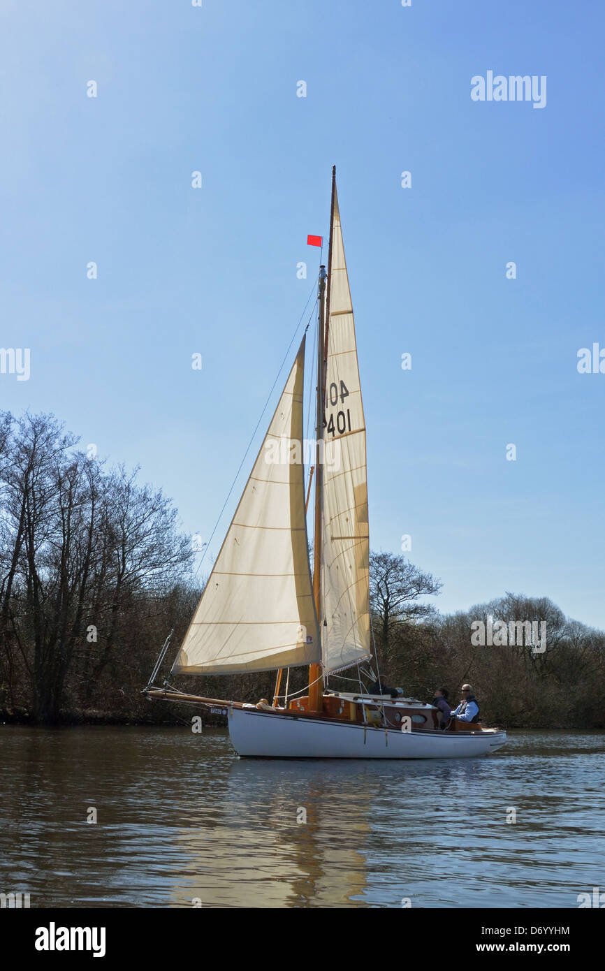 Broads Segelboot auf dem Fluss Bure flussabwärts von Horning, Norfolk, UK, Broads National Park Stockfoto