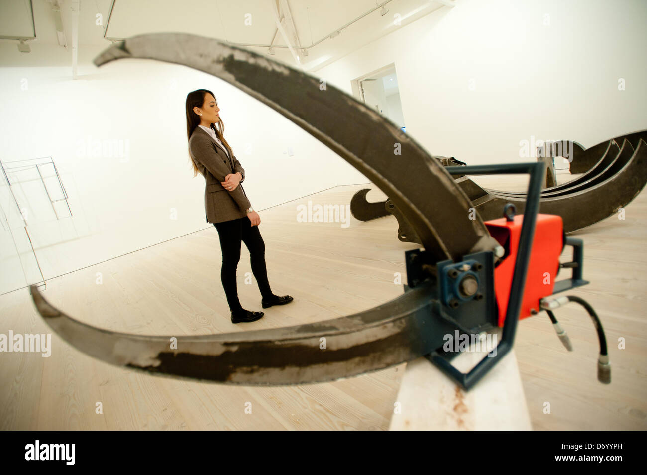 London, UK. 25. April 2013.  Daniela, Saatchi Gallery Mitarbeiter schaut ein Werk mit dem Titel "Nipper (Long Reach)" von James Capper während der Pressevorschau auf die "neue Ordnung: British Art Today" Ausstellungseröffnung am 26. April in London. Bildnachweis: Piero Cruciatti/Alamy Live-Nachrichten Stockfoto