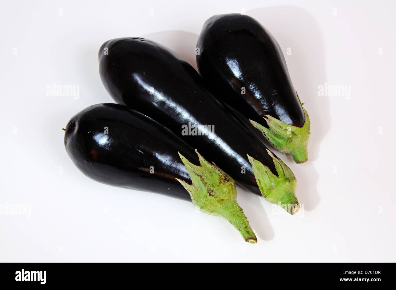 Drei Auberginen (Auberginen) vor einem weißen Hintergrund. Stockfoto