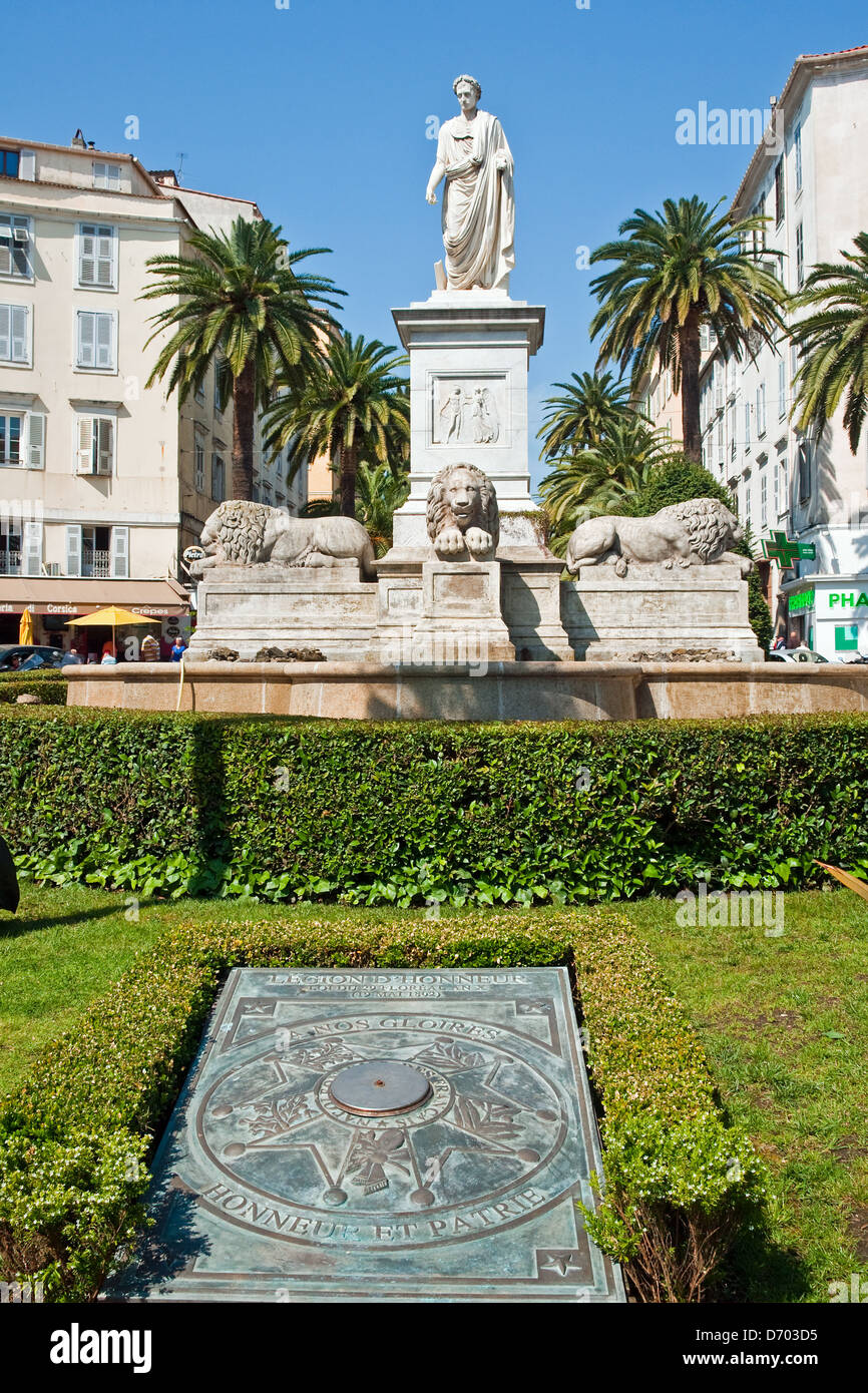 Vier Löwen-Brunnen und Statue von Napoleon Bonaparte, 1. Konsul von Frankreich, gekleidet in eine Toga als römischer Konsul, Ajaccio Korsika Stockfoto