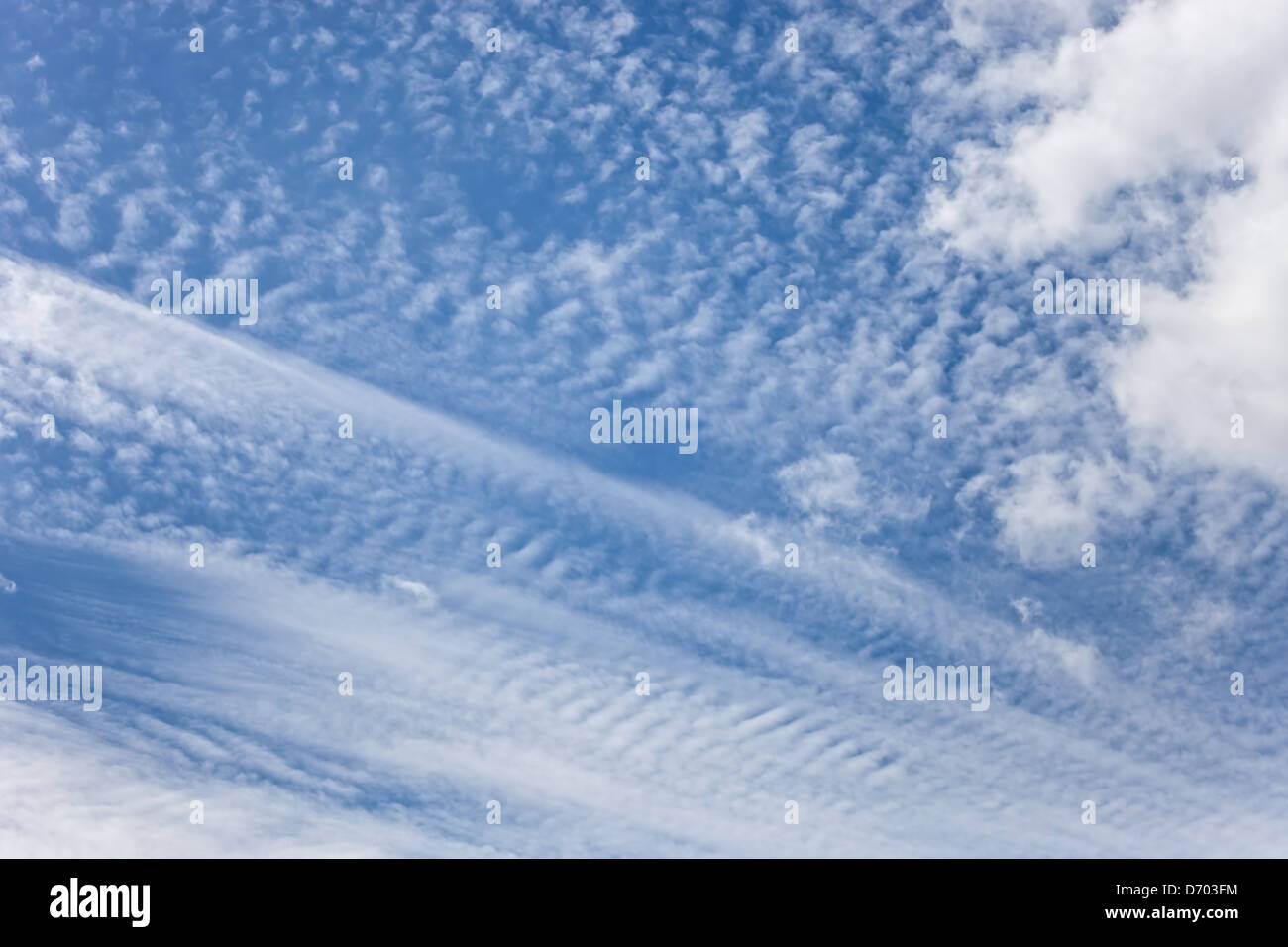 Leichte Wolken der verschiedenen Arten auf dem Hintergrund eines blauen Himmels - Hintergrund. Stockfoto