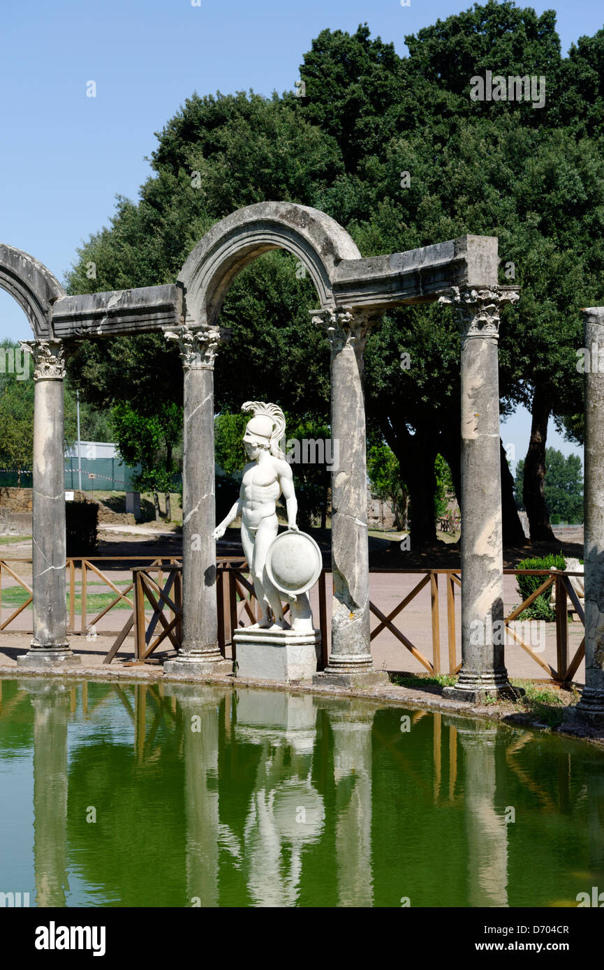 Villa Adriana. Tivoli. Italien. Blick auf eine Statue am gebogenen Nordende des monumentalen mystische Canopus ist eine reflektierende Stockfoto