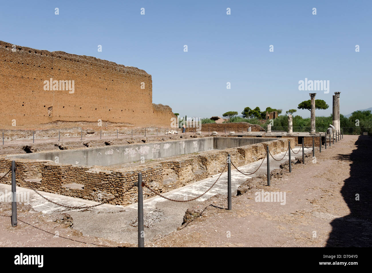 Villa Adriana. Tivoli. Italien. Blick auf die Reste der großen Kolonnaden Hof oder Peschiera des Winterpalais. Es Ursprung Stockfoto