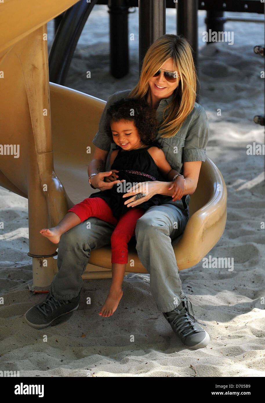 Heidi Klum, mit Tochter Lou Sulola Samuel, verbringen den Tag im Park Los Angeles, Kalifornien - 03.03.12 Stockfoto