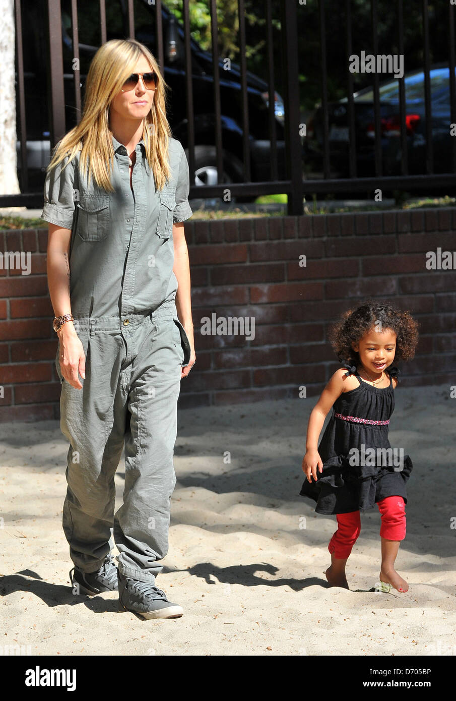 Heidi Klum, mit Tochter Lou Sulola Samuel, verbringen den Tag im Park Los Angeles, Kalifornien - 03.03.12 Stockfoto