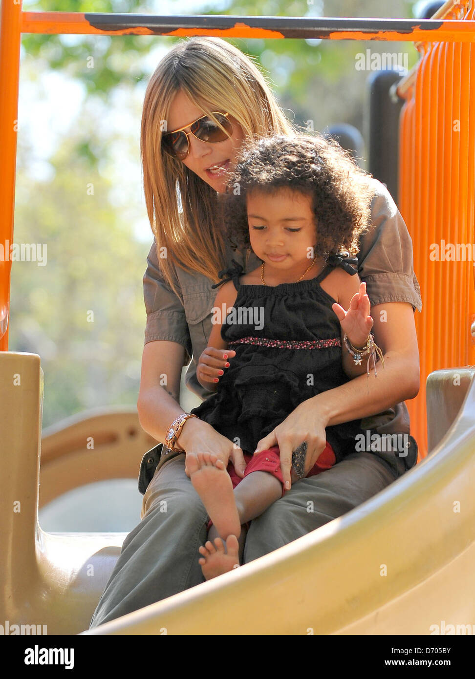 Heidi Klum, mit Tochter Lou Sulola Samuel, verbringen den Tag im Park Los Angeles, Kalifornien - 03.03.12 Stockfoto