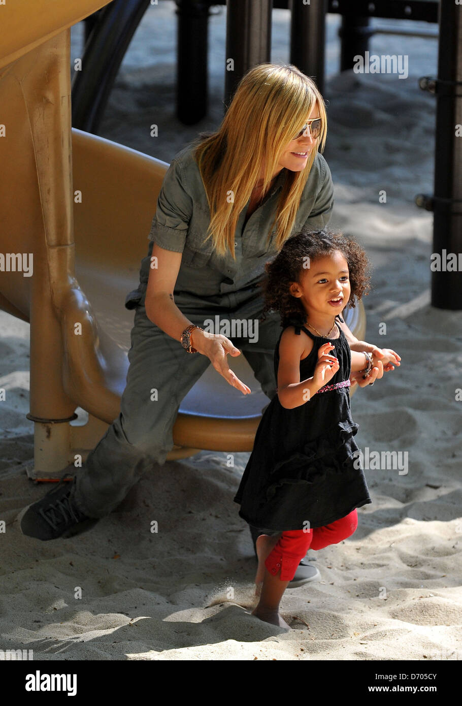Heidi Klum, mit Tochter Lou Sulola Samuel, verbringen den Tag im Park Los Angeles, Kalifornien - 03.03.12 Stockfoto
