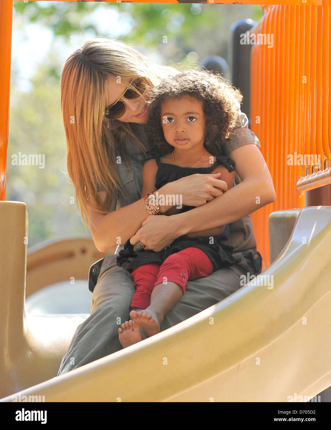 Heidi Klum, mit Tochter Lou Sulola Samuel, verbringen den Tag im Park Los Angeles, Kalifornien - 03.03.12 Stockfoto