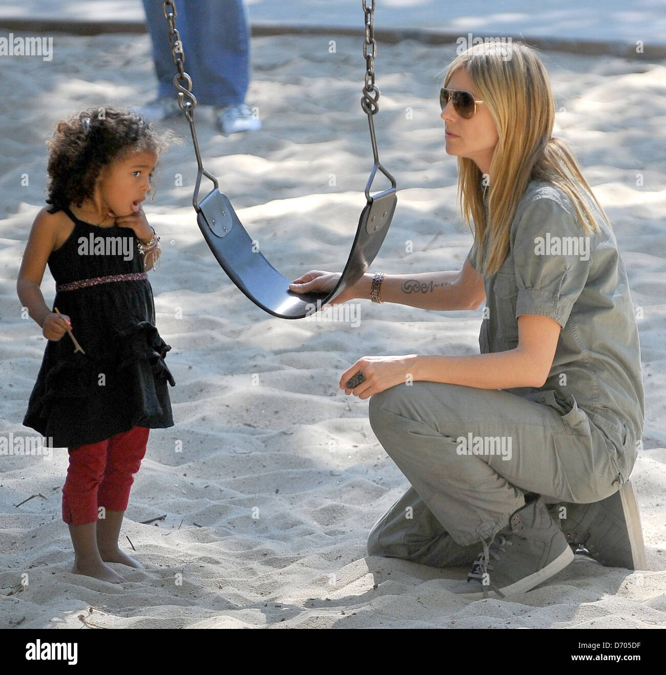 Heidi Klum, mit Tochter Lou Sulola Samuel, verbringen den Tag im Park Los Angeles, Kalifornien - 03.03.12 Stockfoto