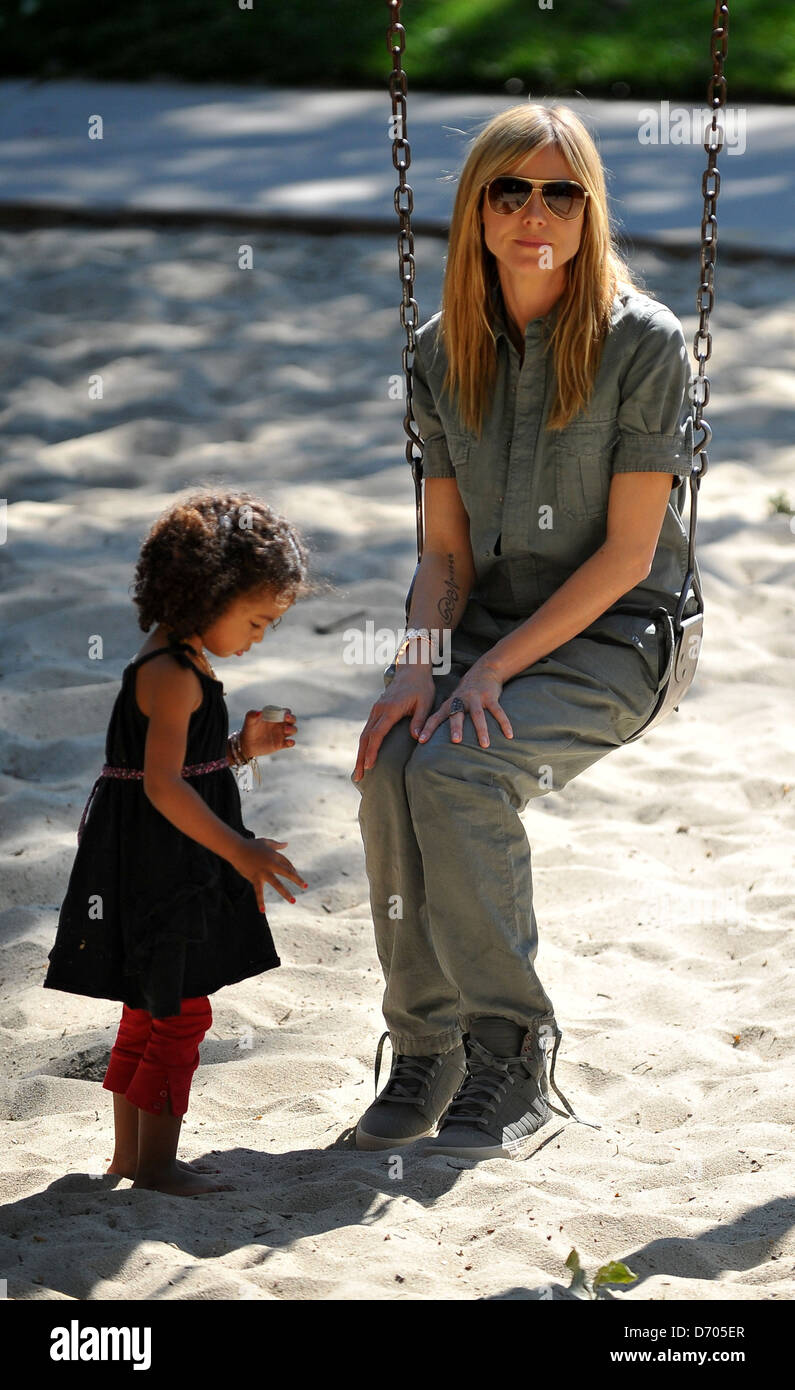 Heidi Klum, mit Tochter Lou Sulola Samuel, verbringen den Tag im Park Los Angeles, Kalifornien - 03.03.12 Stockfoto