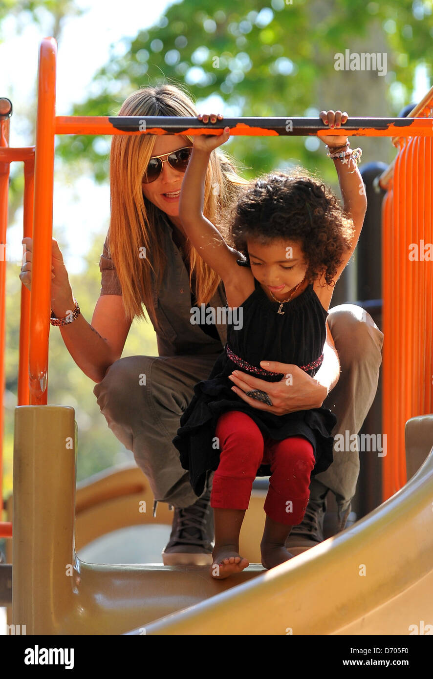 Heidi Klum, mit Tochter Lou Sulola Samuel, verbringen den Tag im Park Los Angeles, Kalifornien - 03.03.12 Stockfoto