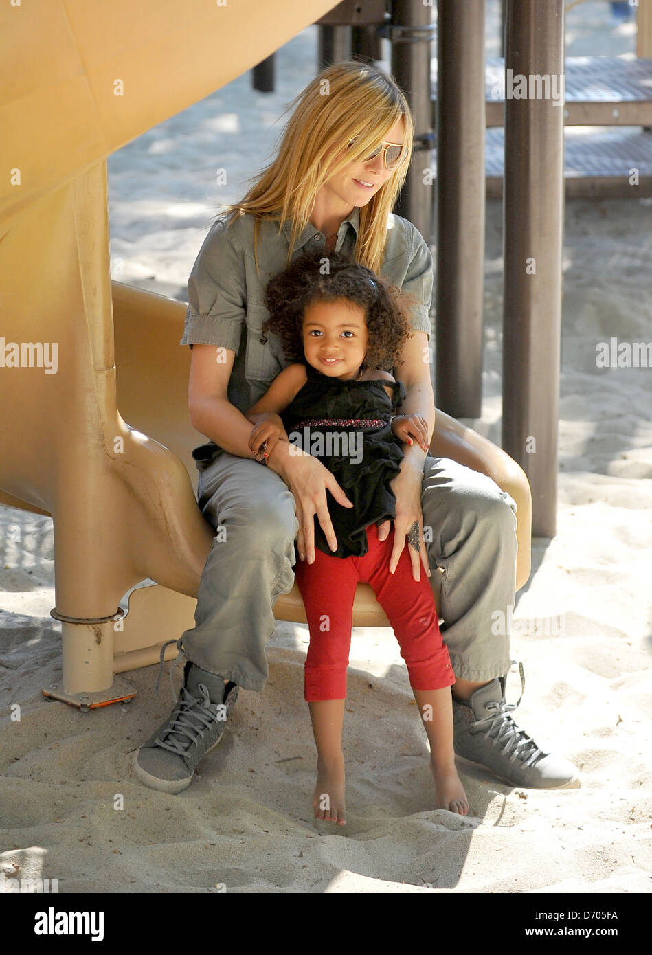 Heidi Klum, mit Tochter Lou Sulola Samuel, verbringen den Tag im Park Los Angeles, Kalifornien - 03.03.12 Stockfoto