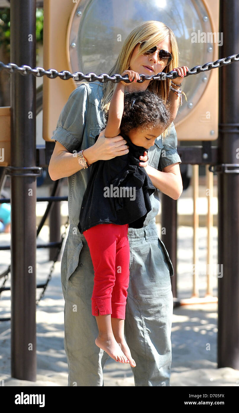 Heidi Klum, mit Tochter Lou Sulola Samuel, verbringen den Tag im Park Los Angeles, Kalifornien - 03.03.12 Stockfoto