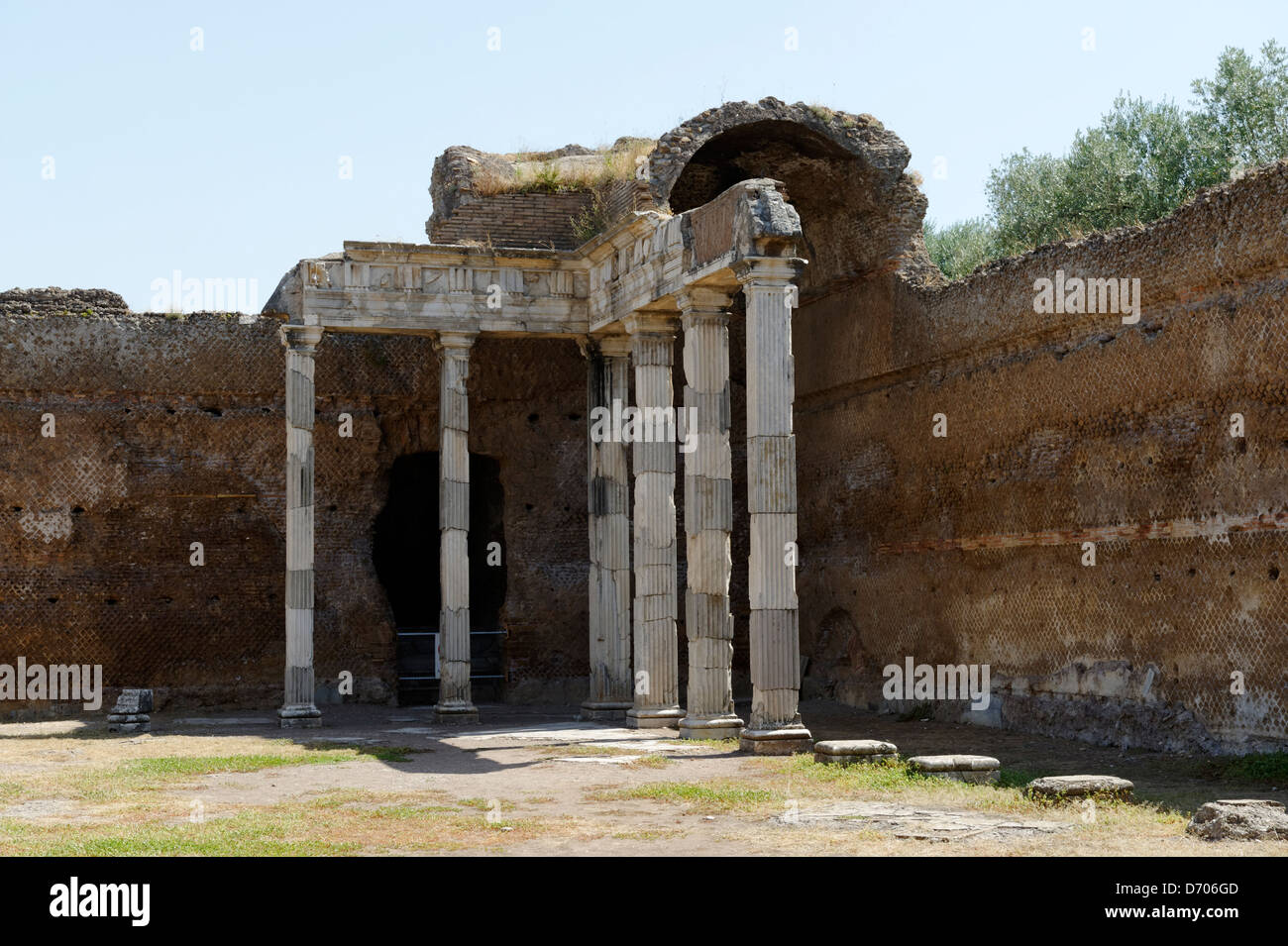 Villa Adriana. Tivoli. Italien. Blick auf die Reste des Edificio Con Pilastri Dorici, einen offenen Bereich, umgeben von einem gewölbten port Stockfoto