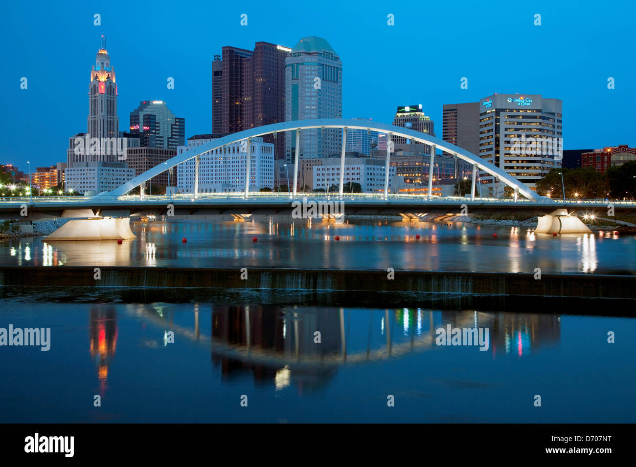 Main Street Bridge mit Skyline der Innenstadt von Columbus, Ohio im Hintergrund Stockfoto