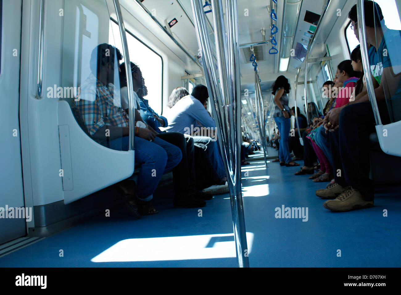 Passagiere im Bangalore Metro Zug Stockfoto