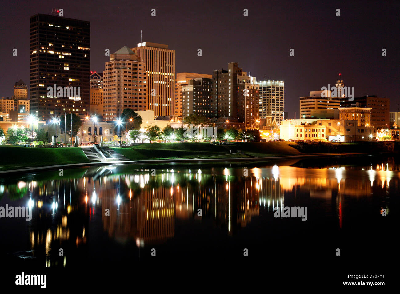 Die Innenstadt von Dayton, Ohio Skyline aus über Great Miami River bei Nacht Stockfoto