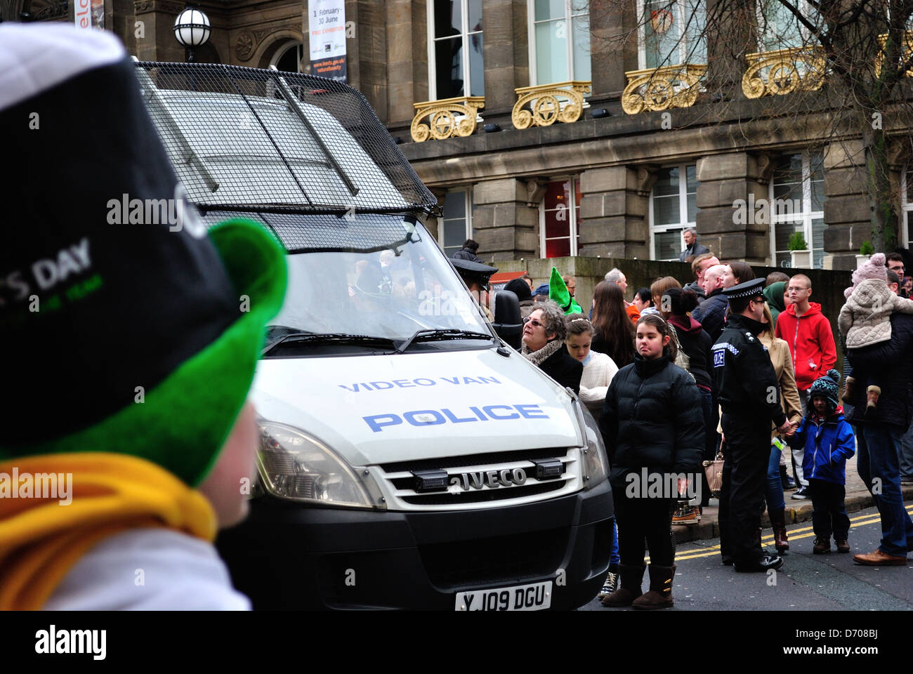 Polizei-Transporter während Leeds St. Patrick's Day Parade Stockfoto