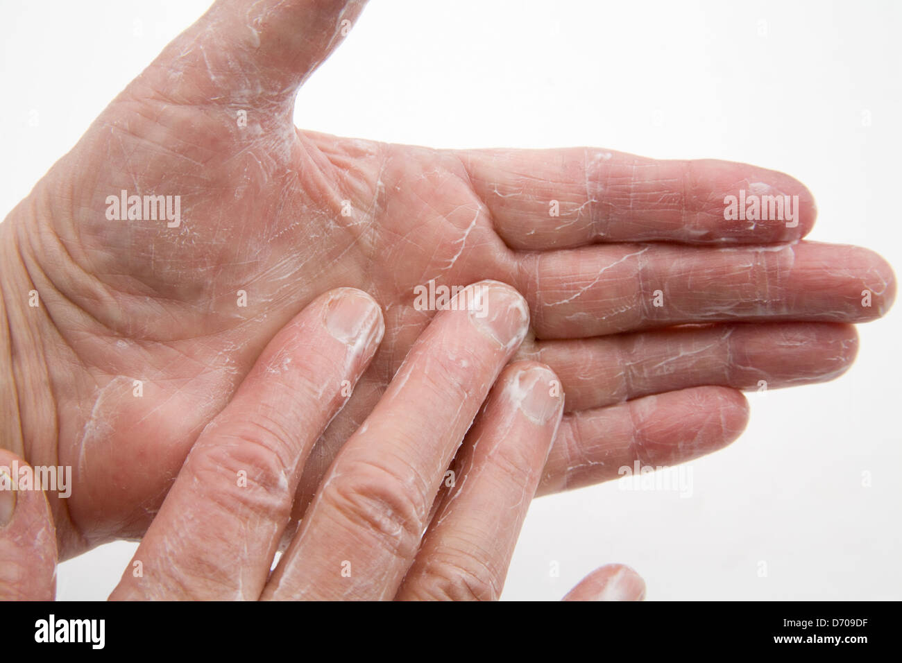 Handcreme einreiben hände Fotos und Bildmaterial in hoher Auflösung