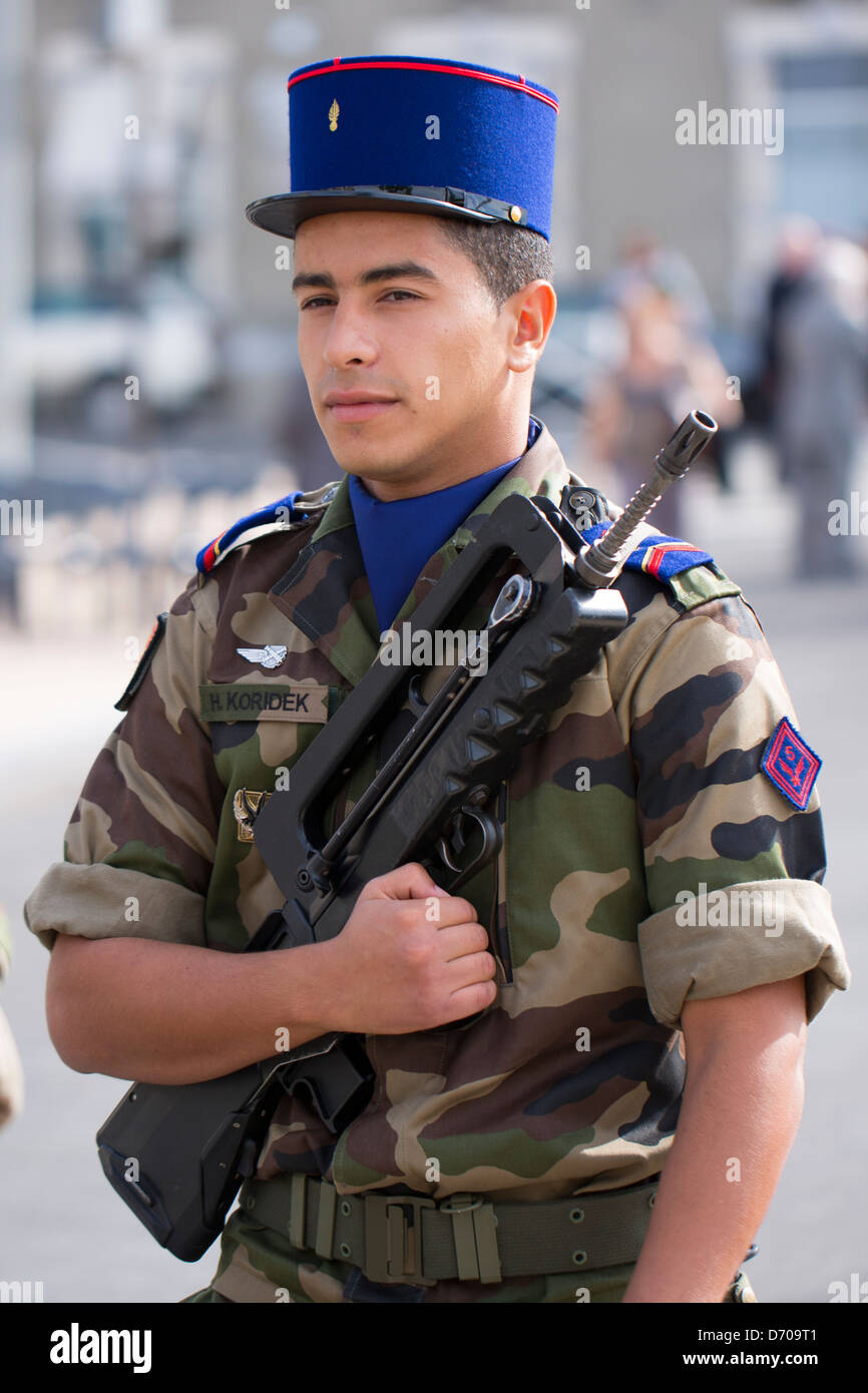 Soldat in der französischen militärischen behandelnden Parade in Pau in den Pyrenäen, Frankreich Stockfoto