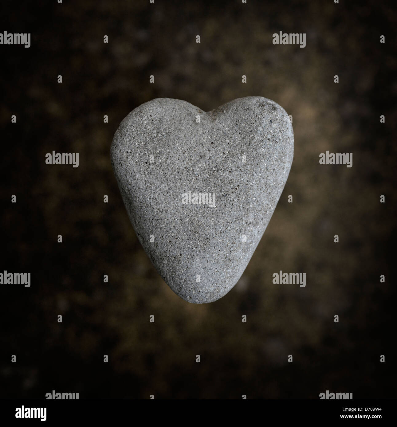 Ein einziges Herz geformten Stein. Stockfoto