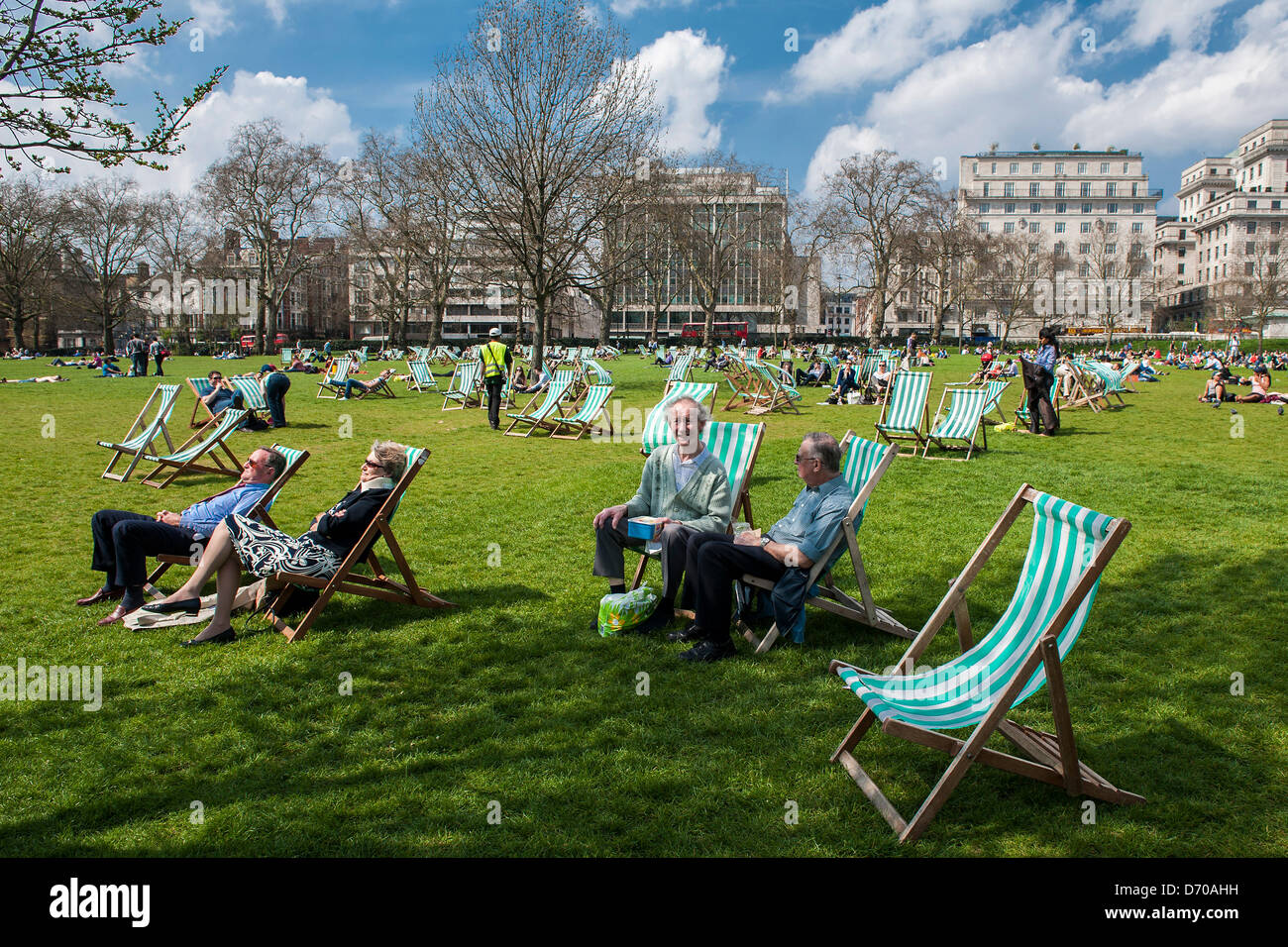 Grünen Park, London, UK 25 April 2013.die Sonne scheint aber das Wetter ist so variabel, dass viele von den Liegestühlen am Mittag leer lag, als Büroangestellte noch nicht vollständig bereit, nutzen angezeigt gewesen. Die Kosten von £1,50 pro Stunde kann auch ein Hindernis sein. Bildnachweis: Guy Bell/Alamy Live-Nachrichten Stockfoto