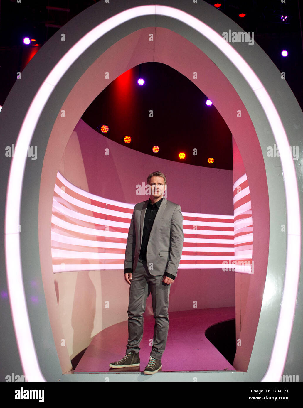 Joerg Pilawa stellt in den Studios des ZDF in Berlin, Deutschland, 25. April 2013. Er wird eine live Edition von Deutschlands Superhirn (Deutschlands Mastermind) am Samstag, 27. April 2013 vorstellen. Foto: Ole Spata Stockfoto