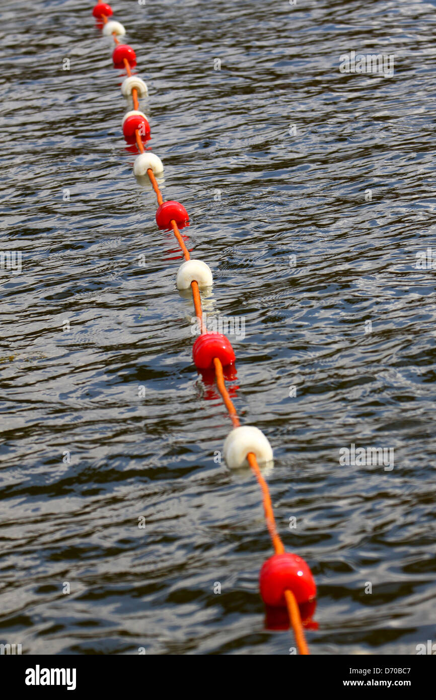 schwebende Seil im Wasser Lane marker Stockfoto