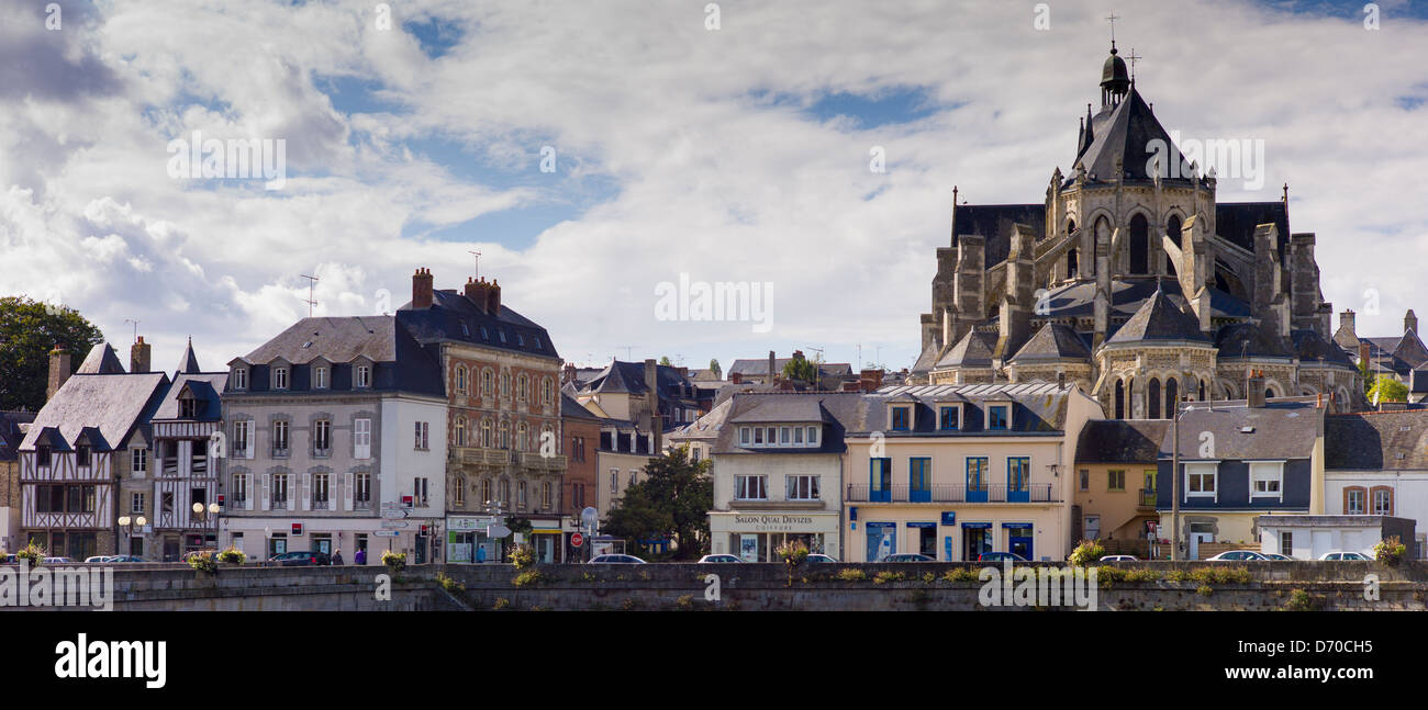 Die Stadt Mayenne und der Basilique Notre Dame, die Basilika Unserer Lieben Frau, in Frankreich Stockfoto