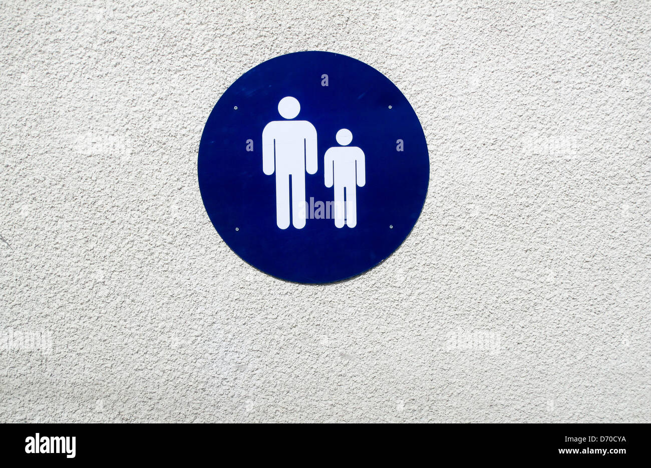 Eltern-Kind-Parkplatz-Schild an Wand Stockfoto