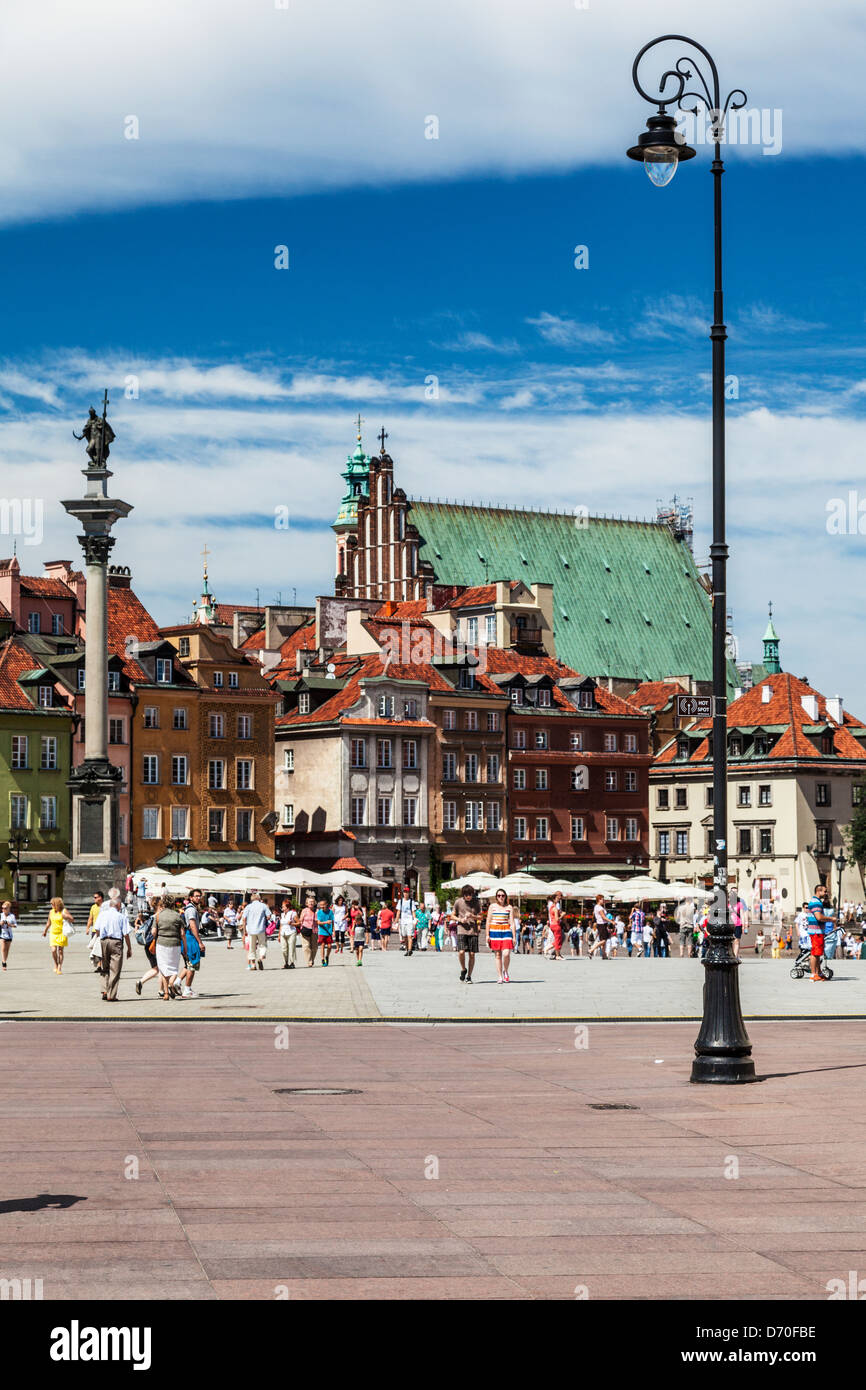 Plac Zamkowy oder Schlossplatz in Warschaus Altstadt, Stare Miasto auf dem Höhepunkt der Sommersaison. Stockfoto