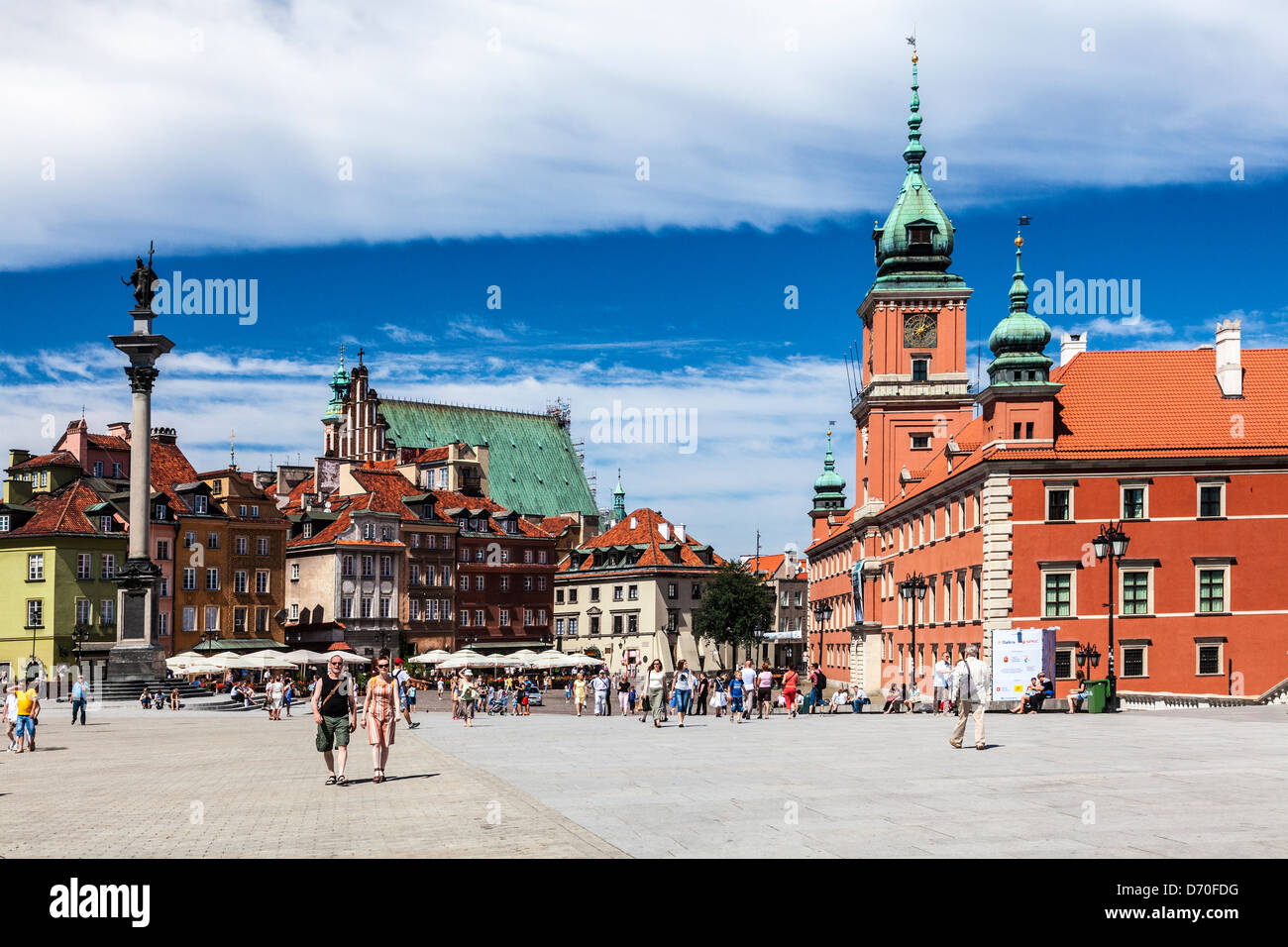 Plac Zamkowy oder Schlossplatz in Warschaus Altstadt, Stare Miasto auf dem Höhepunkt der Sommersaison. Stockfoto
