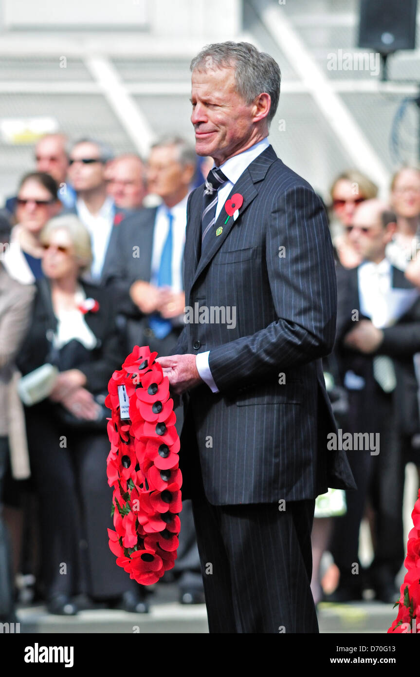 ANZAC Day, London, UK. 25. April 2013. Kranzniederlegung am Ehrenmal. New Zealand Hochkommissar Sir Alexander Lockwood Smith KNZM Stockfoto