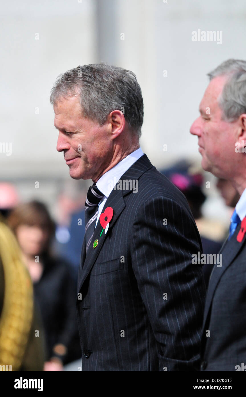 ANZAC Day, London, UK. 25. April 2013. Kranzniederlegung am Ehrenmal. New Zealand Hochkommissar Sir Alexander Lockwood Smith KNZM und Australian High Commissioner Mike Rann. Stockfoto