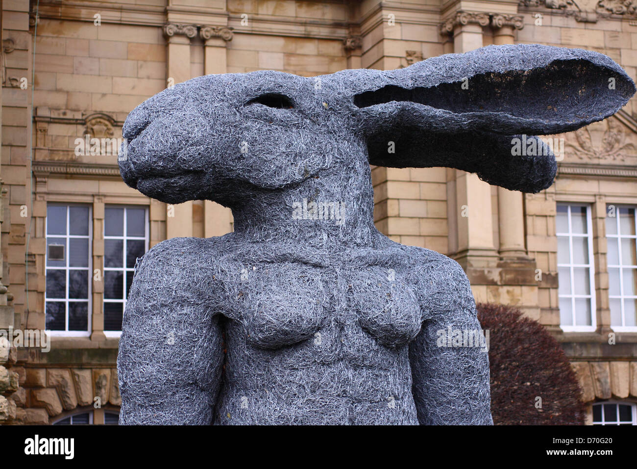 Sophie Ryders Hase Skulpturen in Cartwright Hall Art Gallery, Bradford, West Yorkshire Stockfoto